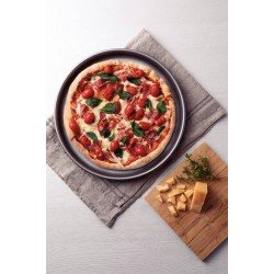 ASSADEIRA PARA PIZZA TRAMONTINA FORMIA EM ALUMÍNIO COM REVESTIMENTO INTERNO E EXTERNO ANTIADERENTE STARFLON MAX PRETO 30 CM 1,8 L
