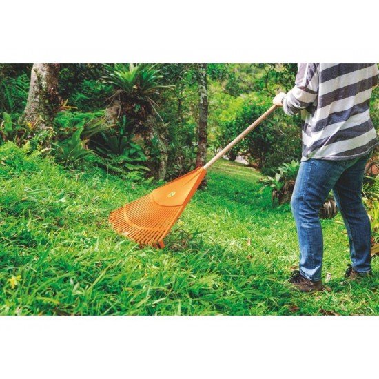VASSOURA PLASTICA LARANJA 30 DENTES COM CABO DE MADEIRA DE 120 CM PARA JARDIM TRAMONTINA