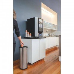 LIXEIRA INOX TRAMONTINA PORTA COPOS COM ACABAMENTO SCOTCH BRITE BASE E ARO EM POLIPROPILENO 31L
