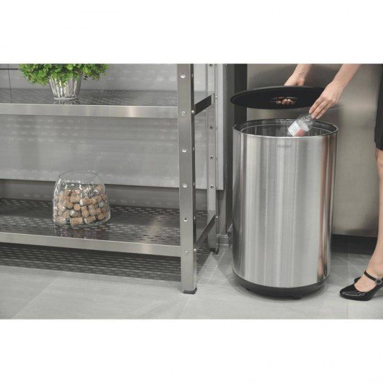 LIXEIRA INOX TRAMONTINA COM ACABAMENTO SCOTCH BRITE RODIZIO E TAMPA EM MDF 65L