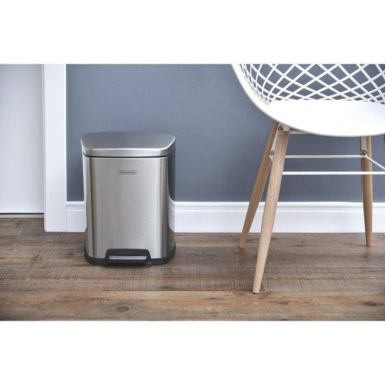 LIXEIRA INOX COM PEDAL TRAMONTINA COM ACABAMENTO SCOTCH BRITE E BALDE INTERNO REMOVIVEL 8L